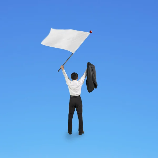 Un hombre de negocios ondeando la bandera blanca en blanco aislado en azul —  Fotos de Stock