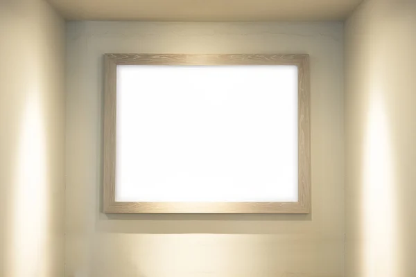 Pizarra blanca en blanco con marco de madera en el fondo de la sala de iluminación — Foto de Stock