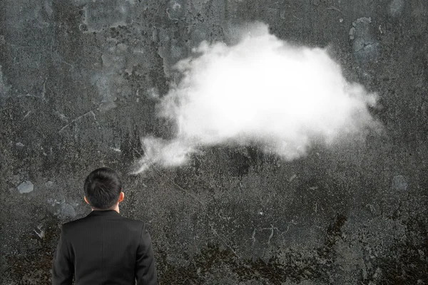 Hombre imaginando una burbuja de pensamiento de nube blanca sobre su cabeza — Foto de Stock