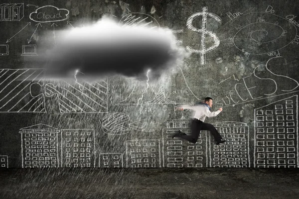 Empresario corriendo con nubes oscuras lloviendo y relámpagos — Foto de Stock