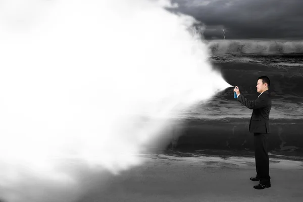 Hombre de negocios rociando pintura de nube blanca cubierto ocea tormenta oscura —  Fotos de Stock