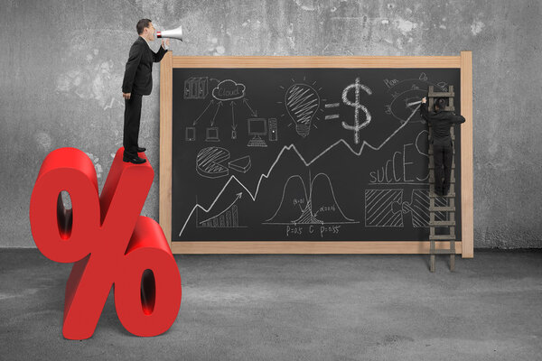 Бизнесмен, использующий мегафон на красном знаке процента с каракулями
 