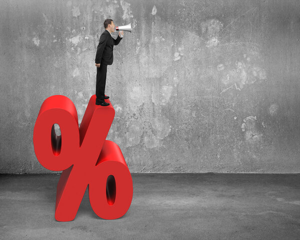 Продавец с помощью мегафона кричит на красный знак процента
