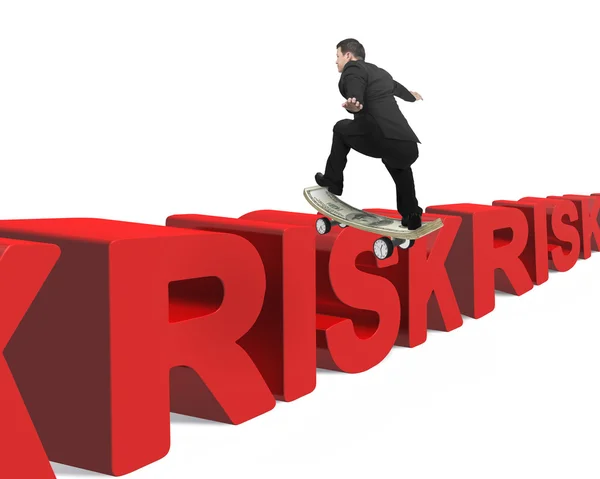 Zakenman schaatsen op geld skateboard over rode risico 3D-woord — Stockfoto