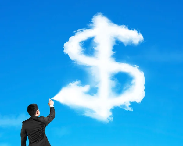 Hombre pulverización dólar signo forma nube pintura con cielo azul — Foto de Stock