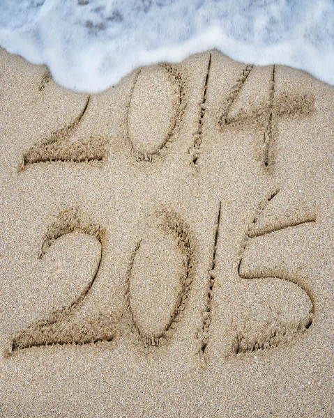 New year 2015 replace 2014 on sand beach — Stockfoto