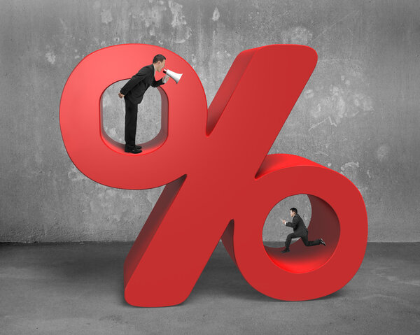 Босс с помощью мегафона кричит на бегущего сотрудника с процентом
