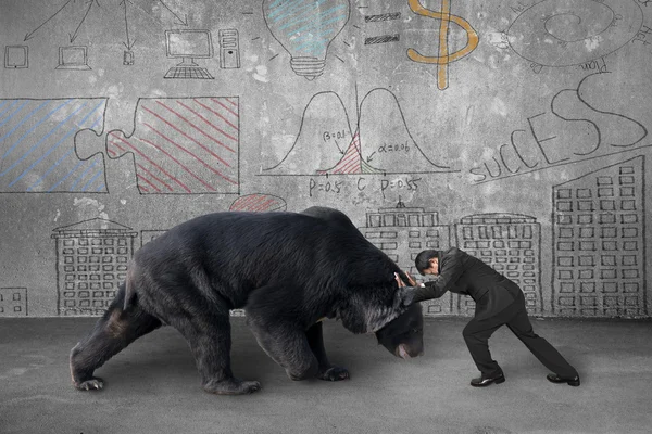 Empresario luchando contra oso negro con concepto de negocio hacer —  Fotos de Stock