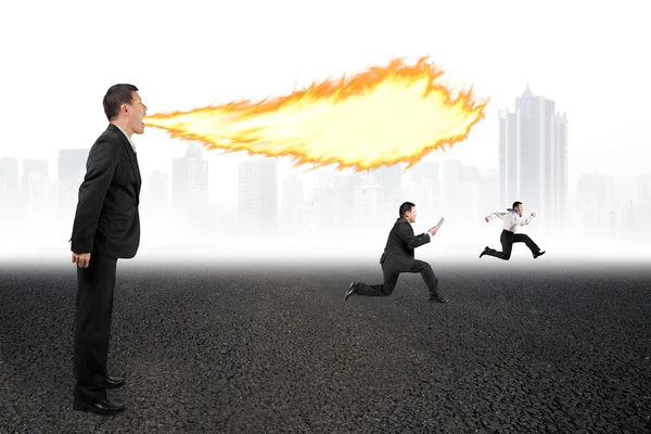 Jefe enojado gritando a los empleados y escupiendo fuego de la boca — Foto de Stock