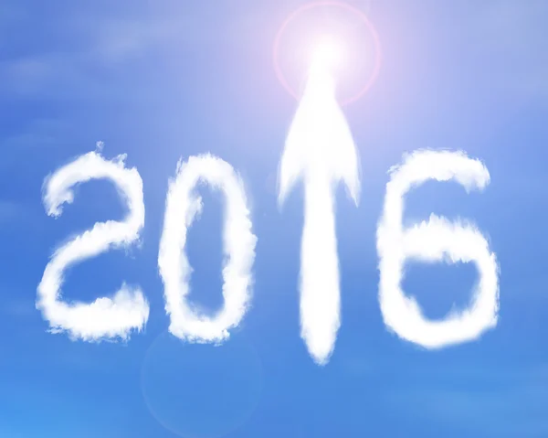 2016 freccia fino segno forma nuvole bianche sul cielo di luce solare — Foto Stock