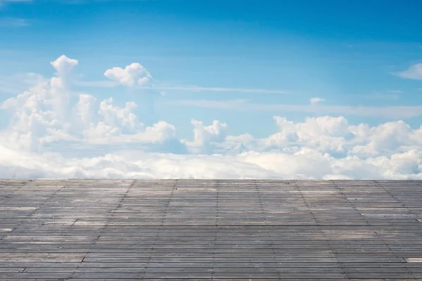Старая вертикальная полосатая деревянная терраса с солнечным небом — стоковое фото