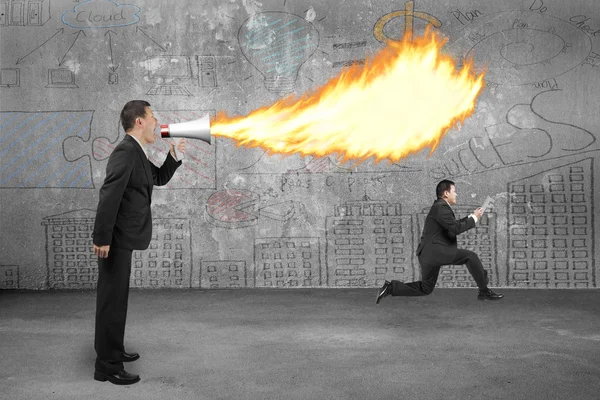 Wütender Chef brüllt Mitarbeiter per Megafon an und spuckt Feuer — Stockfoto