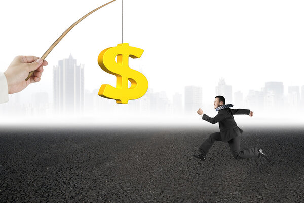 Человек бежит золотой знак доллара рыбалка приманка асфальт дороге citysca
