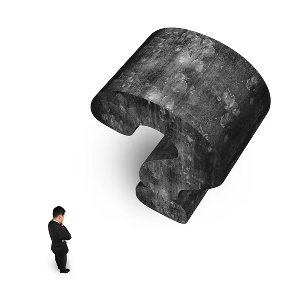 Homem pensando com enorme 3D concreto ponto de interrogação backgroun branco — Fotografia de Stock