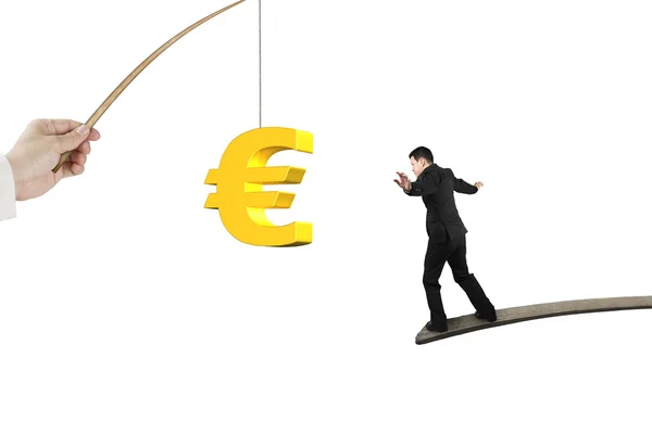 Uomo bilanciamento oro euro simbolo pesca richiamo isolato su bianco — Foto Stock