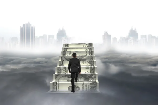 Uomo d'affari salire su scale di denaro con paesaggio urbano cloudscap — Foto Stock