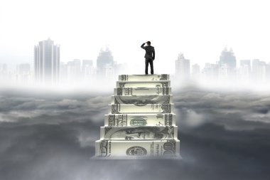 İş adamı cityscape cennet bakarak para merdiven üstünde