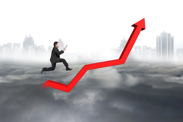 Affärsman hålla tablet hoppa på röda tillväxt trendlinjen — Stockfoto