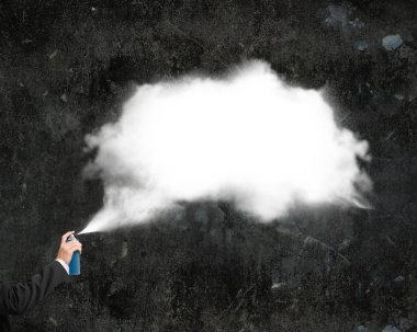 Erkek el karanlık beton duvara beyaz bulut boya püskürtme