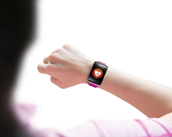 Mujer del deporte mirando sensor de salud reloj inteligente de mano usando —  Fotos de Stock