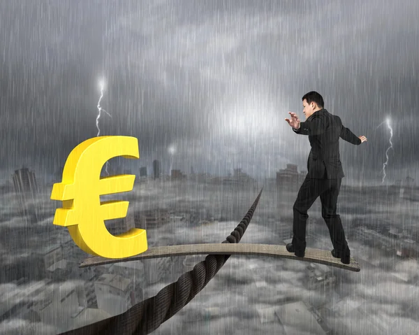 Geschäftsmann und Euro-Zeichen auf Holztafel balancieren auf Draht — Stockfoto