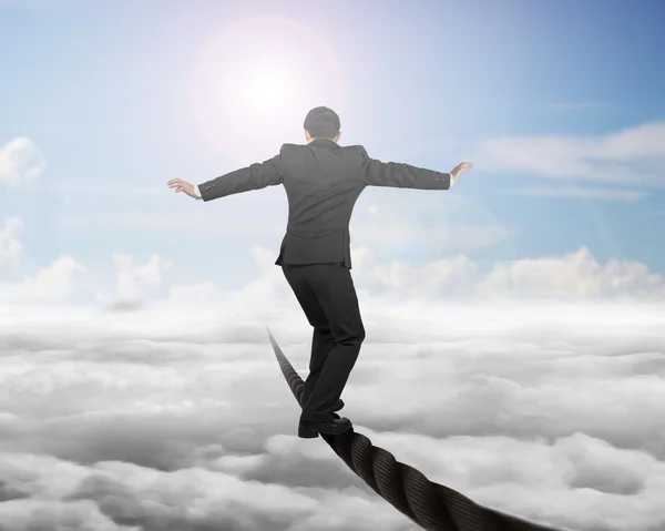 Empresário equilibrando em um arame com céu sub cloudscape — Fotografia de Stock