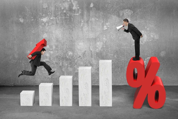 Yüzde işareti üzerinde başka bir taşıma ok u bağırarak işadamı