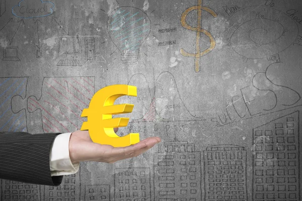 Mano maschile che tiene il segno dell'euro dorato — Foto Stock