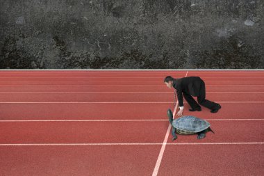 İşadamı ve kaplumbağa koşu parkuru yarışa hazır