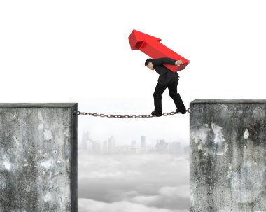 Paslı zincir Dengeleme kırmızı ok işareti taşıyan işadamı