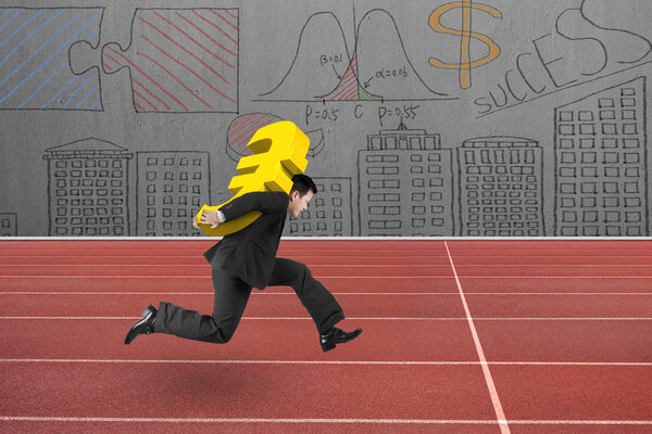 Бизнесмен, несущий золотой знак евро, движется по пути
