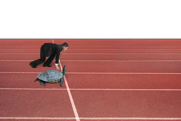 Empresario y tortuga están listos para correr en pista de atletismo —  Fotos de Stock