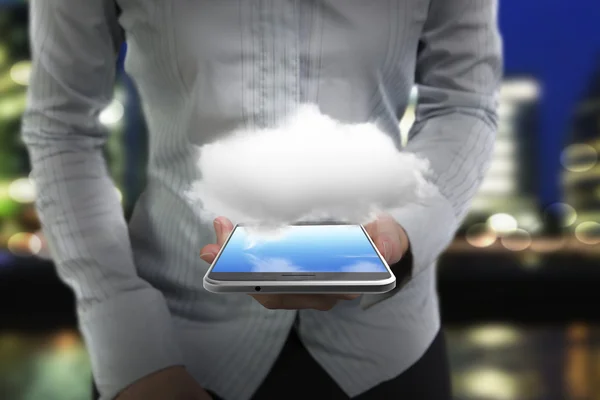 Mujer de mano sosteniendo el teléfono inteligente con nube blanca — Foto de Stock