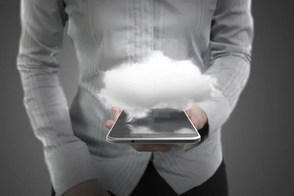 Vrouw hand met slimme telefoon met witte wolk — Stockfoto