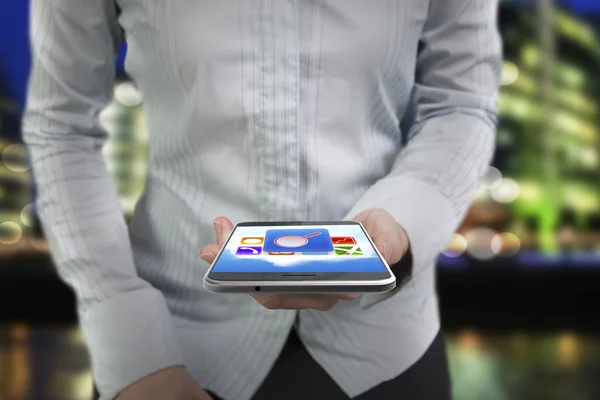 Mujer sosteniendo la mano del teléfono inteligente con pantalla táctil de colores Imagen de stock