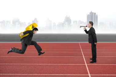 Hoparlör doğrudan başka bir taşıma dolar işareti runnin kullanan bir adam