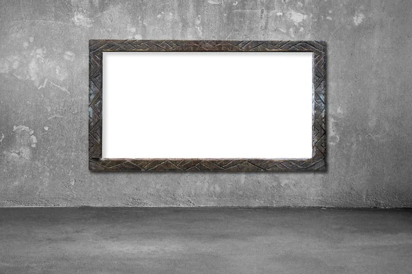Placa branca em branco com moldura de madeira suja velha na parede — Fotografia de Stock