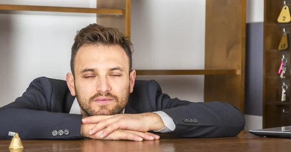 Portret van een moe receptioniste — Stockfoto