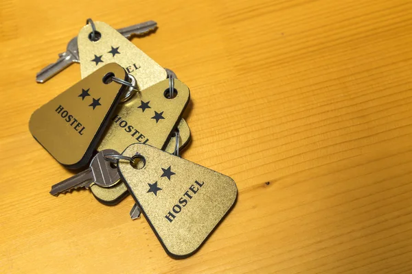 Hostel oda anahtarları yığını — Stok fotoğraf