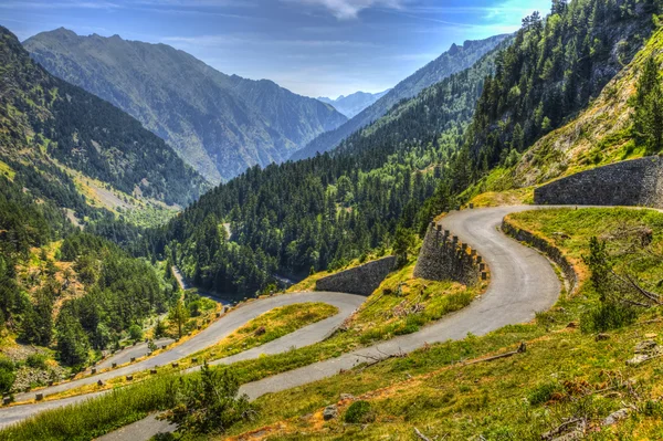 Estrada sinuosa nas montanhas dos Pirenéus — Fotografia de Stock