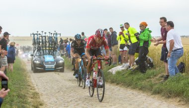 İki bisikletçiler bir Arnavut kaldırımlı yolda - Tour de France 2015
