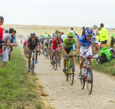 Bir Arnavut kaldırımlı yolda - Tour de France 2015 Peloton