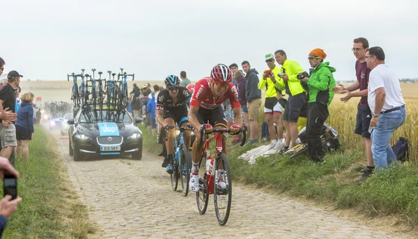 İki bisikletçiler bir Arnavut kaldırımlı yolda - Tour de France 2015 — Stok fotoğraf