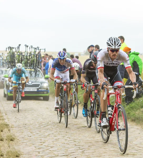 El Pelotón en una carretera empedrada - Tour de France 2015 — Foto de Stock