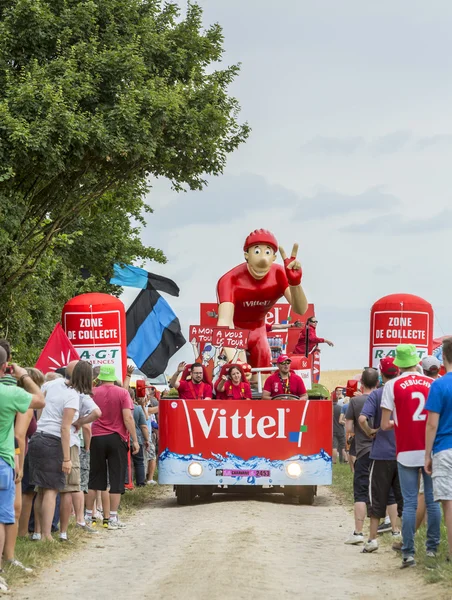 Vittel araç üzerinde bir Arnavut kaldırımlı yol - Fransa Bisiklet Turu 2015 — Stok fotoğraf