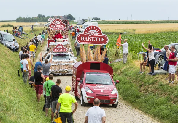 Banette Caravan em uma estrada Cobblestone Tour de France 2015 — Fotografia de Stock