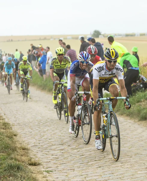 O pelotão em uma estrada de paralelepípedos - Tour de France 2015 — Fotografia de Stock