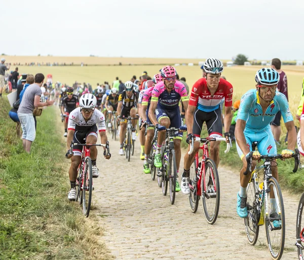 El Pelotón en una carretera empedrada - Tour de France 2015 — Foto de Stock