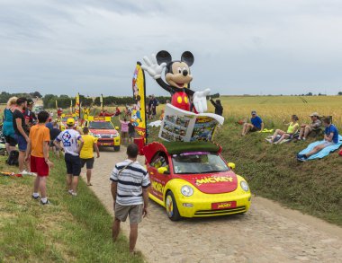 Bir kaldırım taşı döşeli yol - Fransa Bisiklet Turu 2015 tarihinde Miki Fare karavan