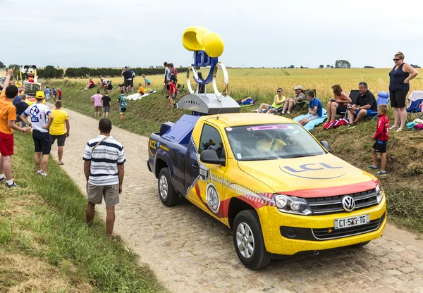 LCL vozidlo na dlážděné silnici - Tour de France 2015 — Stock fotografie